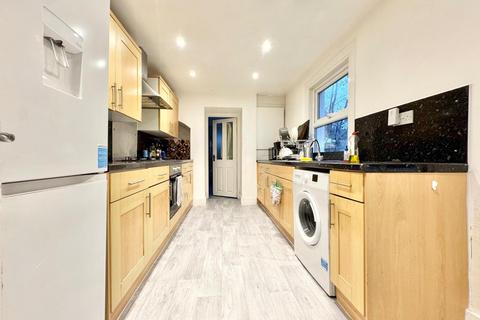 3 bedroom terraced house to rent, London SW12