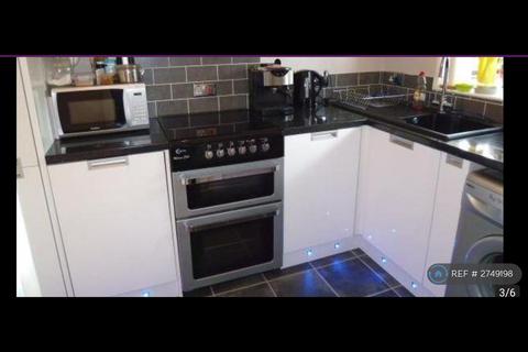 1 bedroom flat to rent, Honeysuckle Court, London, SE12