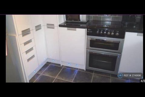 1 bedroom flat to rent, Honeysuckle Court, London, SE12