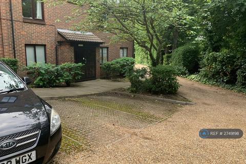 1 bedroom flat to rent, Honeysuckle Court, London, SE12