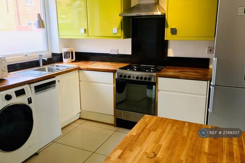4 bedroom terraced house to rent, Gateshead Close, Manchester, M14