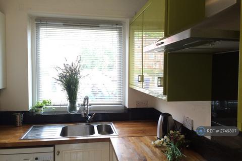 4 bedroom terraced house to rent, Gateshead Close, Manchester, M14