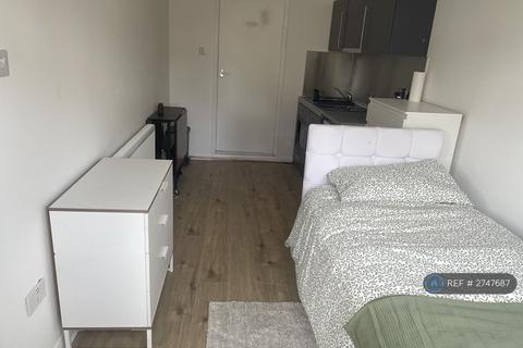 1 bedroom in a house share to rent, Campion Road, Isleworth, TW7