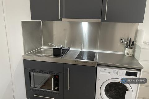 1 bedroom in a house share to rent, Campion Road, Isleworth, TW7