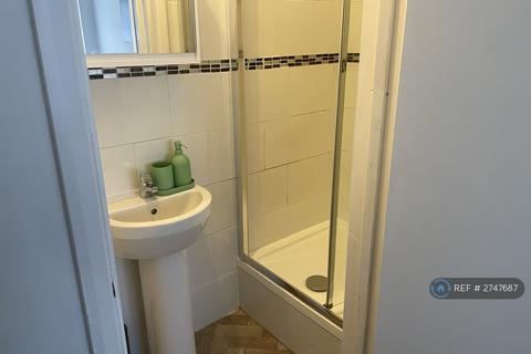 1 bedroom in a house share to rent, Campion Road, Isleworth, TW7