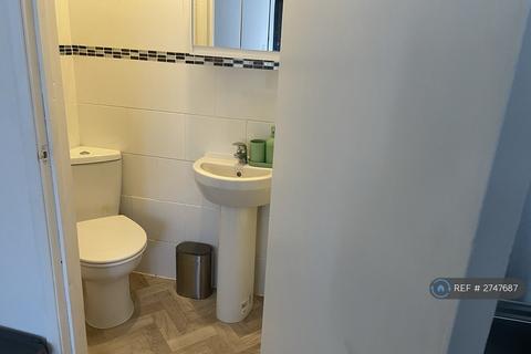1 bedroom in a house share to rent, Campion Road, Isleworth, TW7
