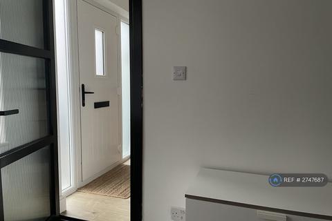 1 bedroom in a house share to rent, Campion Road, Isleworth, TW7