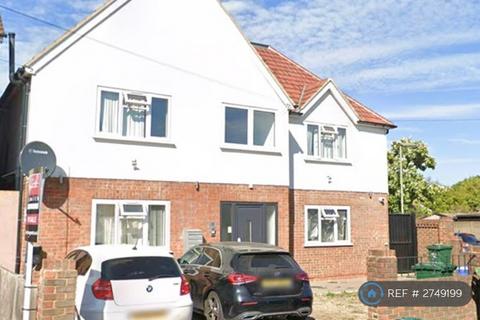 2 bedroom flat to rent, Station Crescent, Ashford, TW15