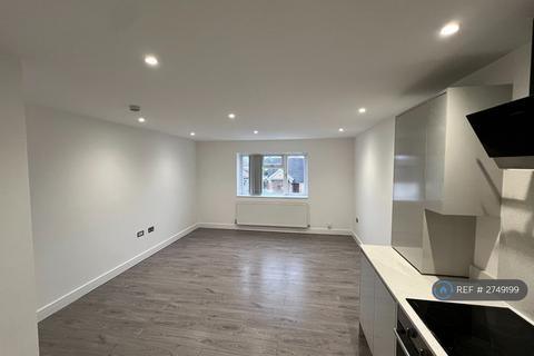 2 bedroom flat to rent, Station Crescent, Ashford, TW15