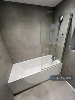 2 bedroom flat to rent, Station Crescent, Ashford, TW15