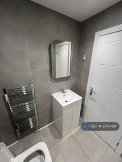 2 bedroom flat to rent, Station Crescent, Ashford, TW15