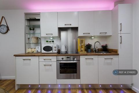 2 bedroom penthouse to rent, Gateway North, Leeds, LS9