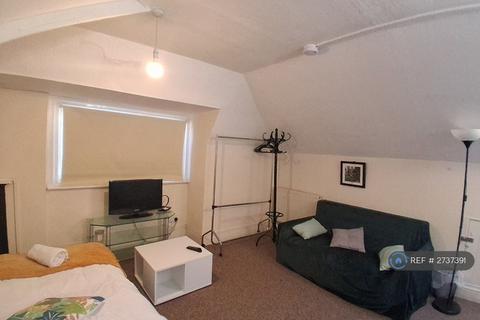4 bedroom flat to rent, Landguard Rd, Southampton, SO15