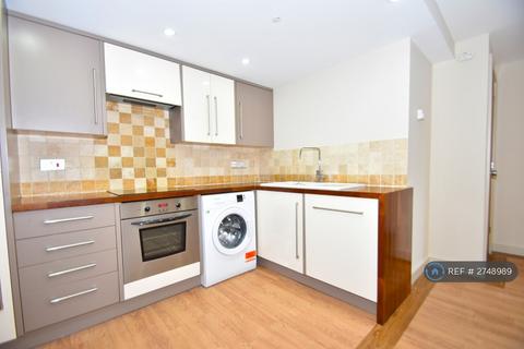 2 bedroom flat to rent, Main Road, Chichester, PO18