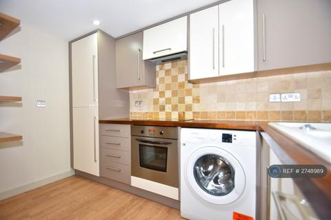 2 bedroom flat to rent, Main Road, Chichester, PO18