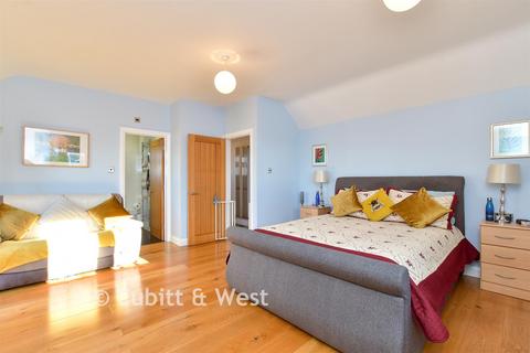 4 bedroom chalet for sale, Roderick Avenue, Peacehaven, East Sussex