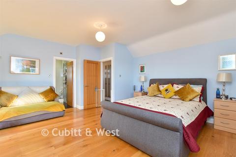 4 bedroom chalet for sale, Roderick Avenue, Peacehaven, East Sussex