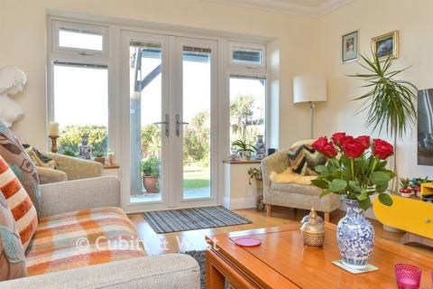 4 bedroom chalet for sale, Roderick Avenue, Peacehaven, East Sussex