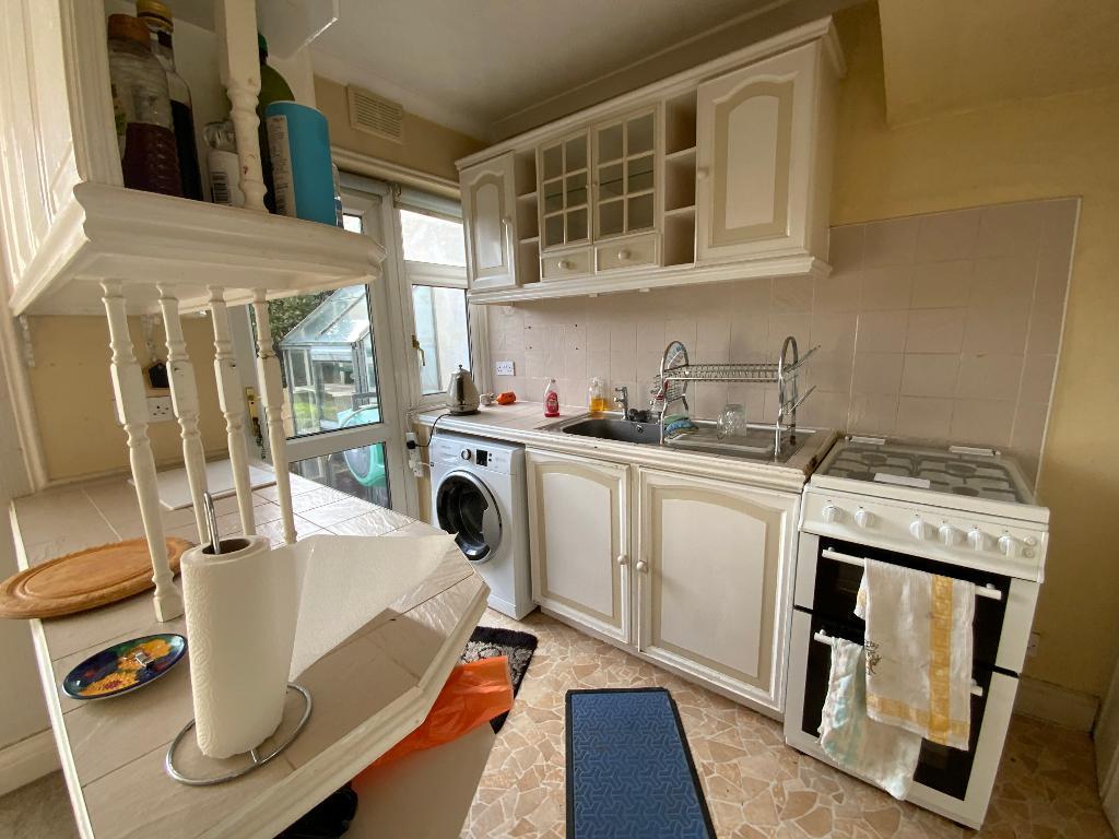 KITCHEN 9'2 x 6'5