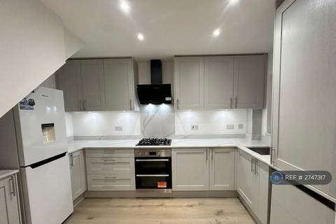 3 bedroom terraced house to rent, Saville Crescent, Ashford, TW15