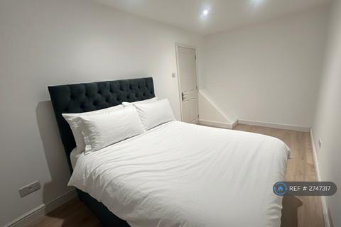 3 bedroom terraced house to rent, Saville Crescent, Ashford, TW15