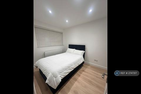 3 bedroom terraced house to rent, Saville Crescent, Ashford, TW15