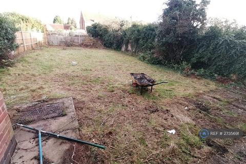 3 bedroom semi-detached house to rent, Hill Way Odbay, Leicester, LE2