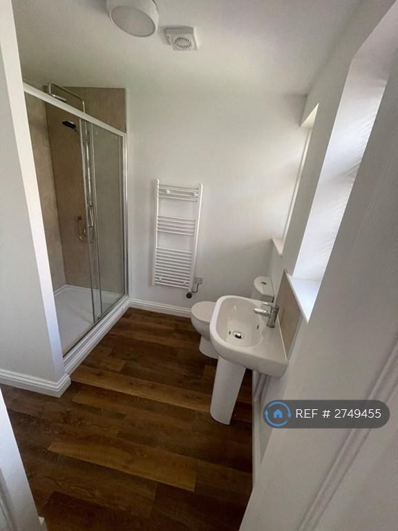 Flat 1 Bathroom