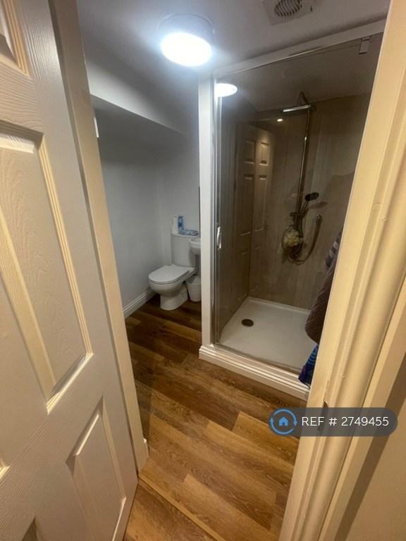 Flat 5 Bathroom