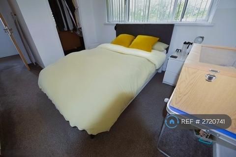 2 bedroom semi-detached house to rent, Iverson Drive, Leeds, LS16