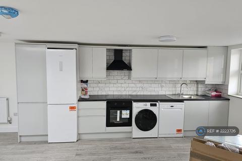 3 bedroom flat to rent, High Street, Waltham Cross, EN8