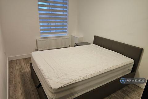 3 bedroom flat to rent, High Street, Waltham Cross, EN8