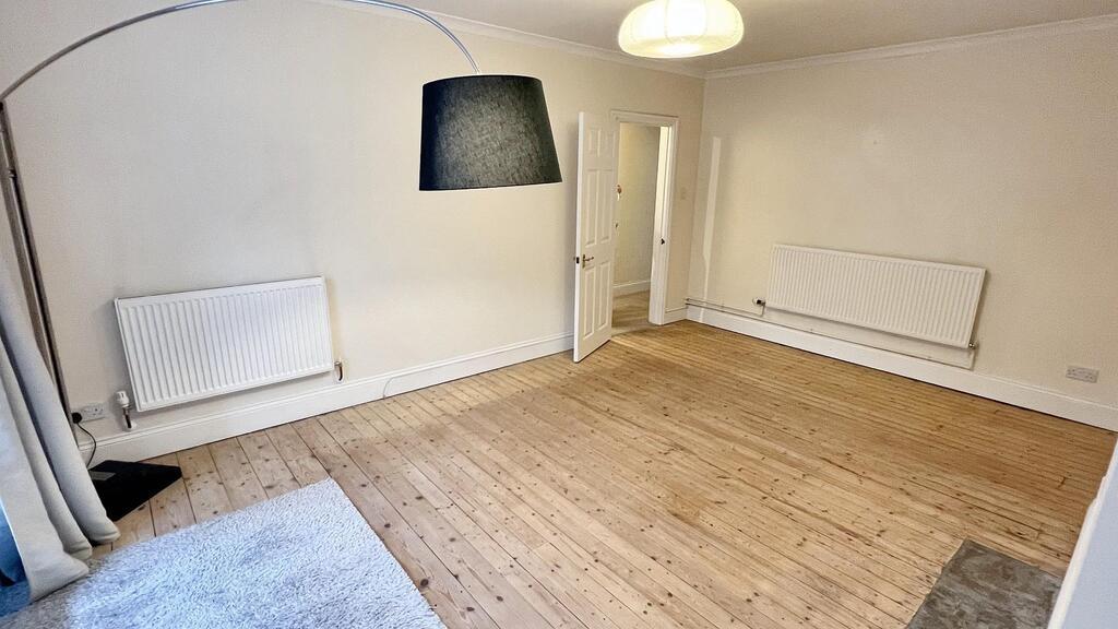 Bright, well-presented living room with light w...