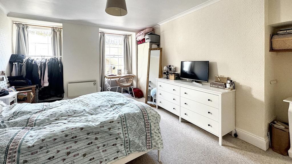 Bright, well-kept double bedroom with two large...