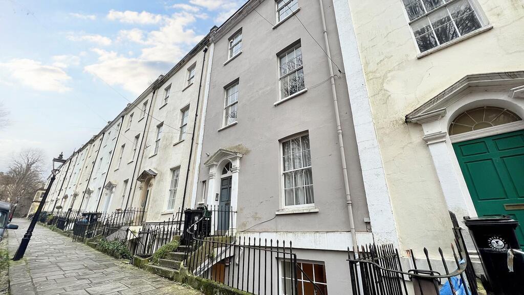 Row of attractive period terraced houses with p...