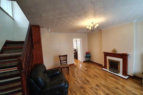 3 bedroom semi-detached house to rent, Kilrush Avenue, Eccles, Manchester