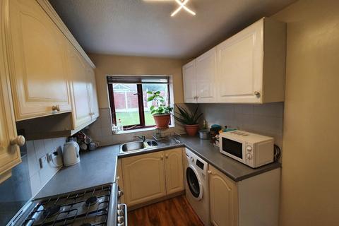 3 bedroom semi-detached house to rent, Kilrush Avenue, Eccles, Manchester