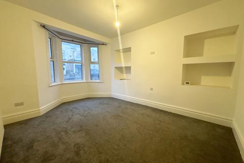 4 bedroom terraced house to rent, 34 Gladstone Road