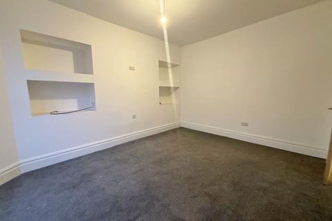 4 bedroom terraced house to rent, 34 Gladstone Road