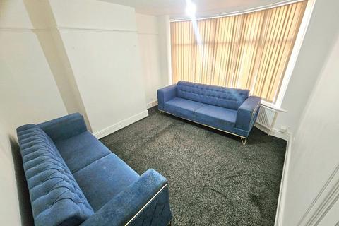3 bedroom semi-detached house to rent, Delacourt Road, Fallowfield