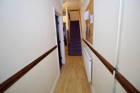 5 bedroom terraced house to rent, Thesiger Street, Cardiff