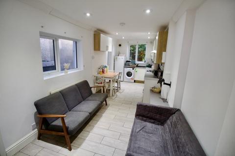 5 bedroom terraced house to rent, Thesiger Street, Cardiff