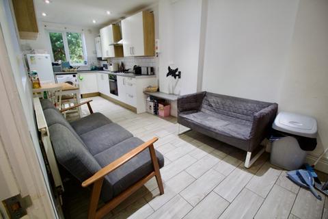 5 bedroom terraced house to rent, Thesiger Street, Cardiff