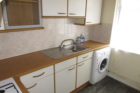 2 bedroom apartment to rent, Hanworth Road, Hounslow, TW4