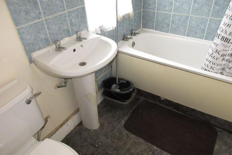 2 bedroom apartment to rent, Hanworth Road, Hounslow, TW4