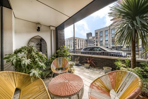 3 bedroom flat for sale, Windsor House, 21 Peloton Avenue, London, E20