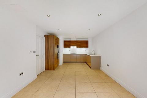 3 bedroom flat to rent, N13