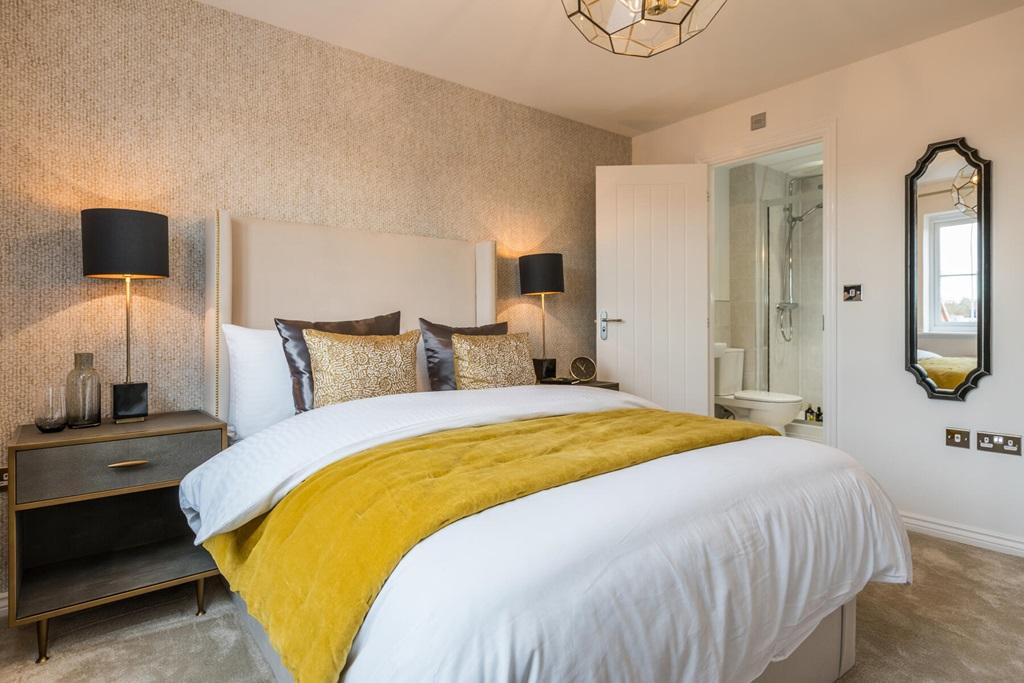 Double main bedroom with en-suite