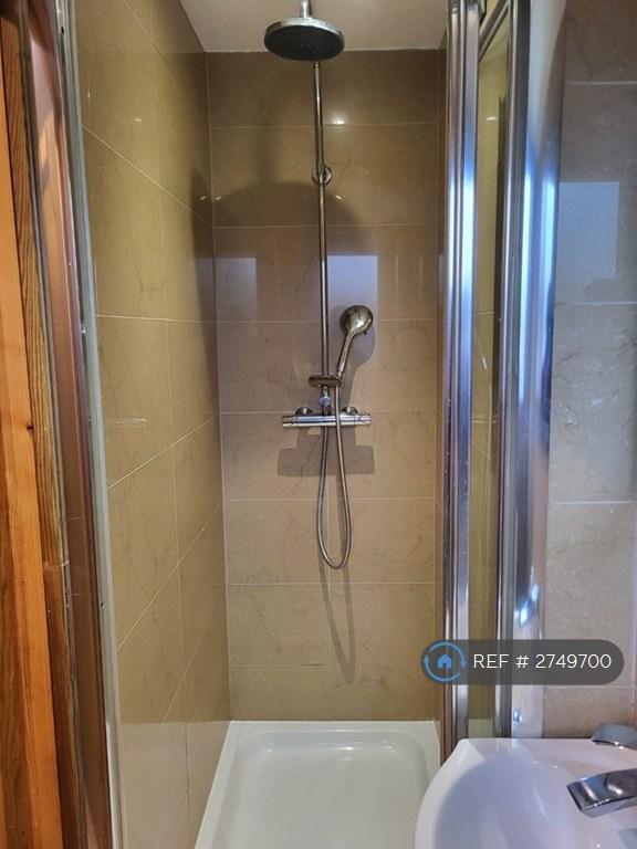 Private Bathroom For Bedroom 1