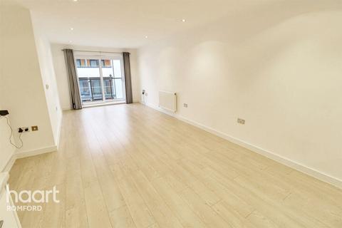 2 bedroom apartment to rent, Cathedral Court - Romford - RM7